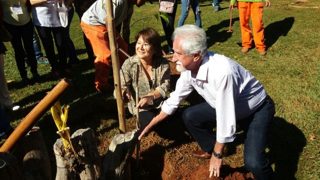 Agenda SMMA - Secretário Adjunto Reginaldo Mendonça e consulesa do Japão, Yukari Hamada, plantando cerejeiras no Parque das Águas - 06-06-2017 (13).jpg