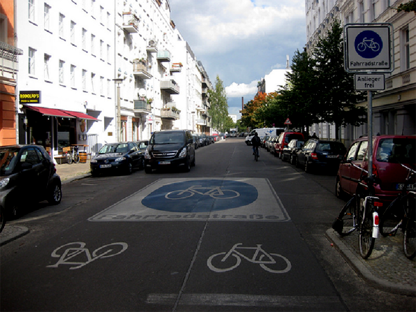 Imagem de ciclorrua, medida adotada em Bremen, na Alemanha.