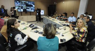 Secretária Municipal de Serviços Urbanos, Maria Caldas, dá entrevista coletiva sobre operação de fiscalização para coibir a atuação dos camelôs no Hipercentro da cidade.