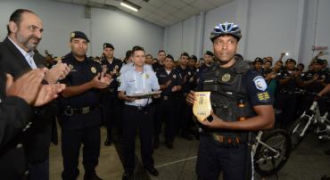 Prefeito Alexandre Kalil ao lado de mais de vinte guardas municipais em aniversário; à frente, guarda municipal de bicicleta.