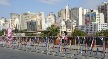 Vista da rua Sapucaí com vários prédios, alguns deles com murais coloridos do Projeto CURA.