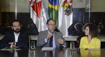 Daniel Nepomuceno, secretário municipal de Desenvolvimento, Paulo Lamac, vice-prefeito e Deisy Feitosa, gerente regional da Seja Digital, durante o lançamento da parceria com a PBH para o programa de acesso à TV digital.