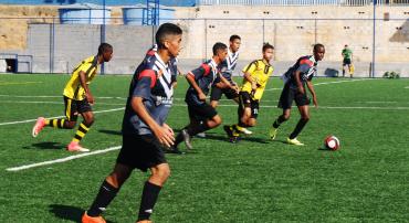 Time do Colo Colo em campo no início da Copa Centenário de Futebol Amador.