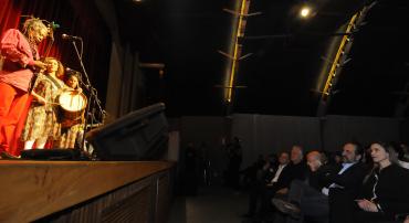 O músico Maurício Tizumba se apresenta no palco do Teatro Francisco Nunes; na plateia, prefeito Alexandre Kalil e sua esposa. 