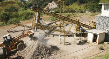 Foto de máquina trabalhando na Estação de Reciclagem