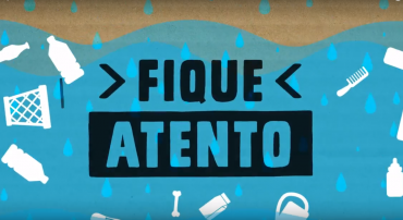 Imagem com textura de papelão e blocos azuis, dando ideia de água. Objetos brancos como garrafas, pente e ossos estão dispersos pela imagem. Texto: Fique Atento