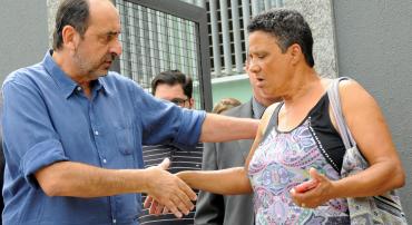 Prefeito Alexandre Kalil cumprimenta usuária do Complexo de Saúde do Barreiro