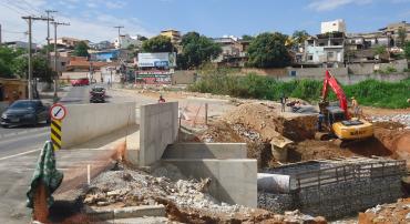 Obras córregos Túnel Camarões.