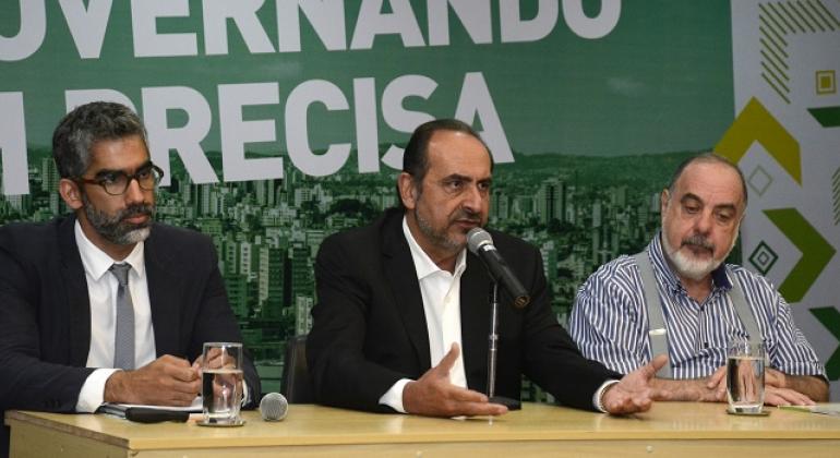 Prefeito Alexandre Kalil apresenta proposta de reforma com corte na máquina. Ao seu lado direito, o secretário municipal de planejamento, André Reis, e à esquerda, o secretário municipal de finanças, Fuad Noman