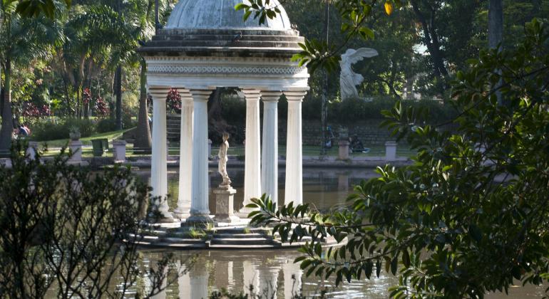 Coreto decorativo em pequeno lago artificial no Parque Municipal Américo Renné Giannetti.