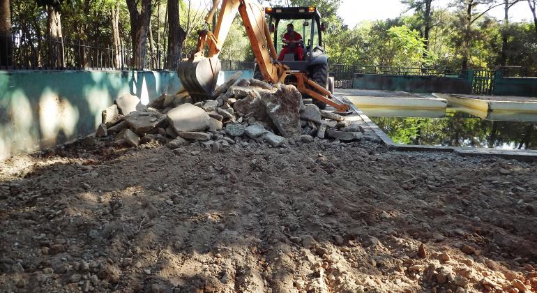 Escavadeira faz limpeza de área no Zoológico