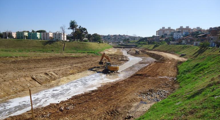 Vista da obra que atende os bairros Olaria e Jatoba, no Barreiro. Máquina estão no centro da foto operando.