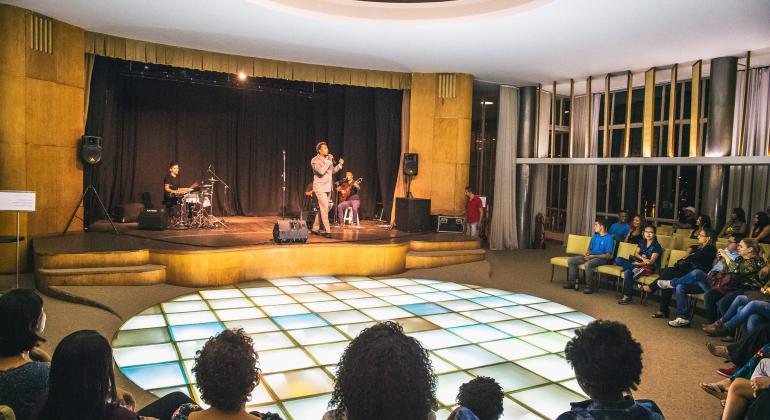 Cantor e músico Bruno Cupertino acompanhado de dois instrumentistas faz show no Museu de Arte da Pampulha, parte das atrações do Circuito Pampulha Noturno.