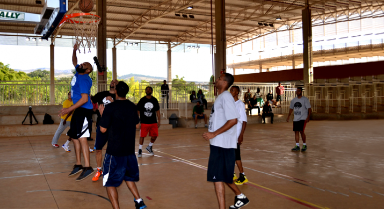 Seis jovens jogam basquete.