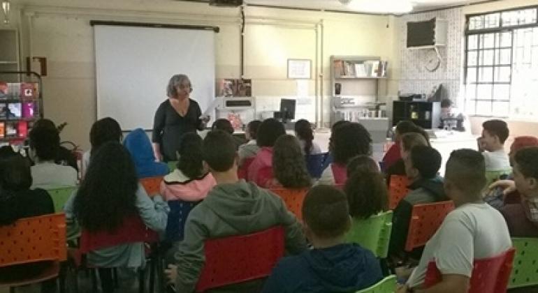 Professora aborda tema do bullying em sala de aula.