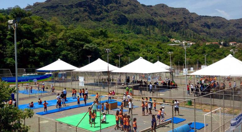 Crianças praticam esportes nas quadras do Parque das Mangabeiras, durante o dia. Foto ilustrativa.