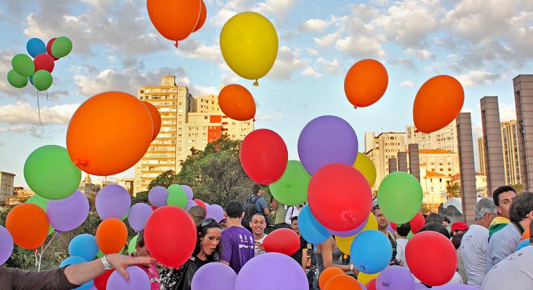 Balões coloridos marcam a parada LGBT.