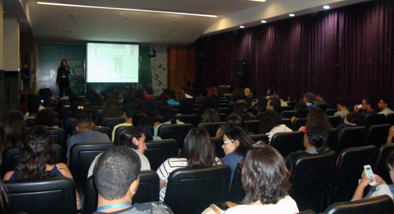 Mais de cem estudantes no auditório da Sede da PBH participando das atividades do Dia do Estagiário