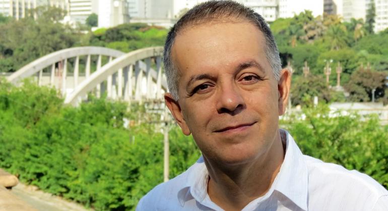 Novo presidente da Fundação Municipal de Cultura, Romulo Avelar, tendo ao fundo o viaduto de Santa Teresa.