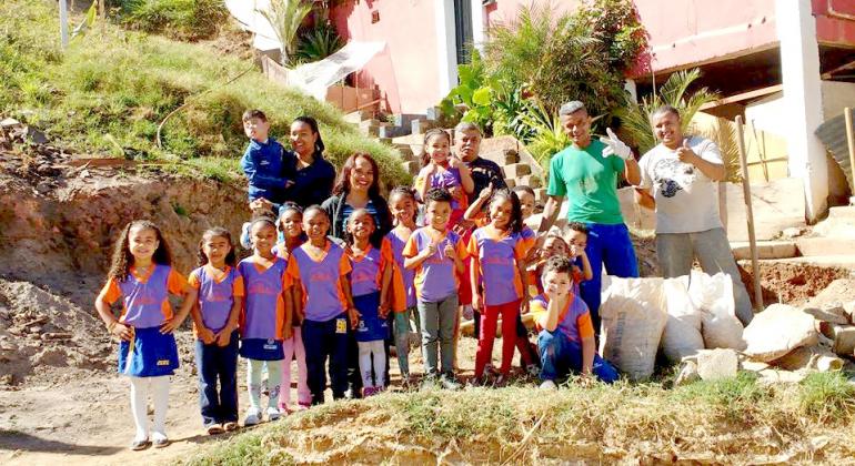 Alunos da Creche Educacional Nascer da Esperança visitando o local do futuro jardim.