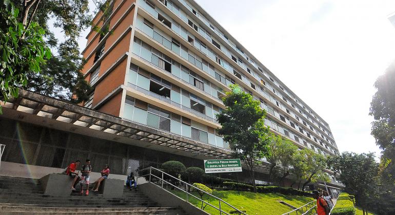 Fachada da Secretaria Municipal de Educação durante o dia.