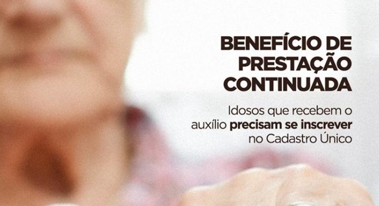 Duas mãos de idosa com os dizeres: Benefício de prestação Continuada. Idosos que recebem auxílio precisam se inscrever no Cadastro Único. 