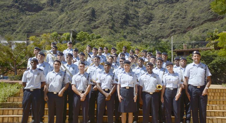 Foto posada da Banda da Guarda Municipal. Cerca de 30 integrantes na Praça do Papa