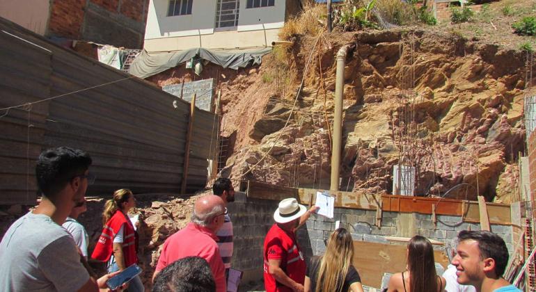 Grupo recebe orientações próximo à encosta no bairro Cafezal