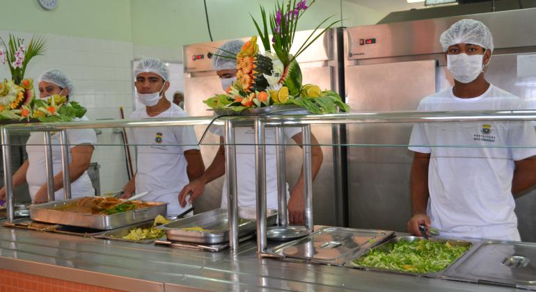 Bandeijão do Restaurante Popular com equipe a postos para servir os usuários