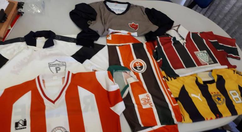 Camisetas de times diversos fazem parte do acervo do Centro de Memória do Esporte e Lazer.