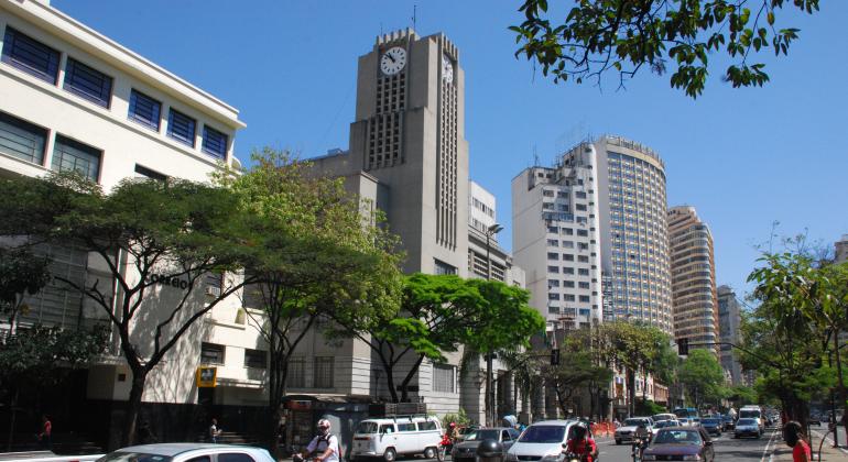 Fachada da Prefeitura de Belo Horizonte durante o dia. 