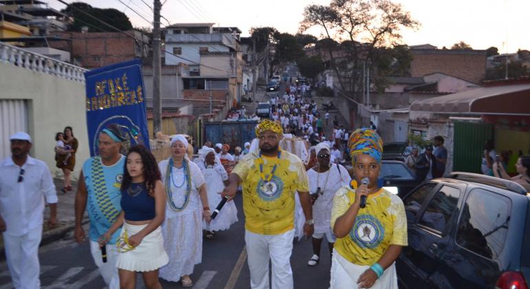 Cortejo de matriz africana Afoxé Bandarerê desfila pelas ruas de BH. 