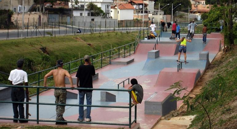 Cerca de catorze crianças e adolescentes praticam skate em pista do parque Parque Nossa Senhora da Piedade, na região Norte de BH. 