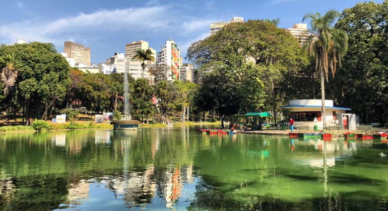 Lago do Parque Municipal Américo Renneé Giannetti, ao fundo, prédios da cidade. 