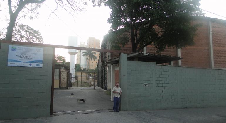 Fachada da Escola Municipal Santos Sumont ao cair da tarde.