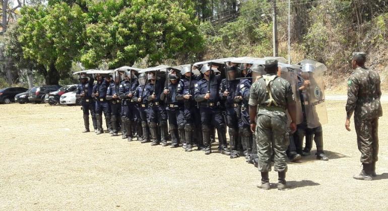 Cerca de quinze membros da Guarda MUnicipal realizam treinamento sob orientação do Exército.