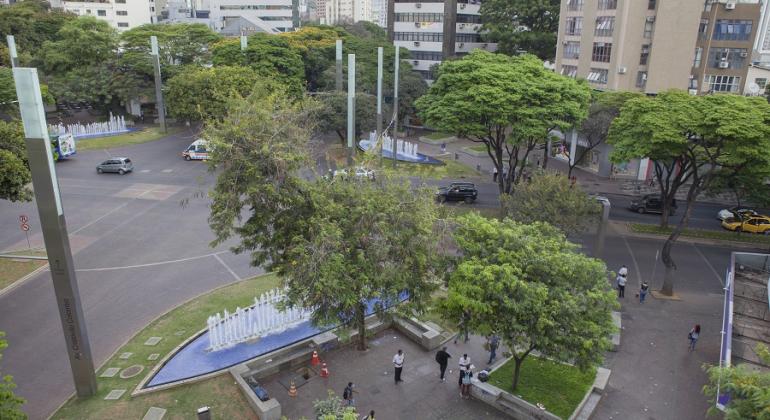 Cruzamento das avenidas Getúlio Vargas e Cristóvão Colombo, na Savassi, com carros em trânsito e pessoas caminhando. 