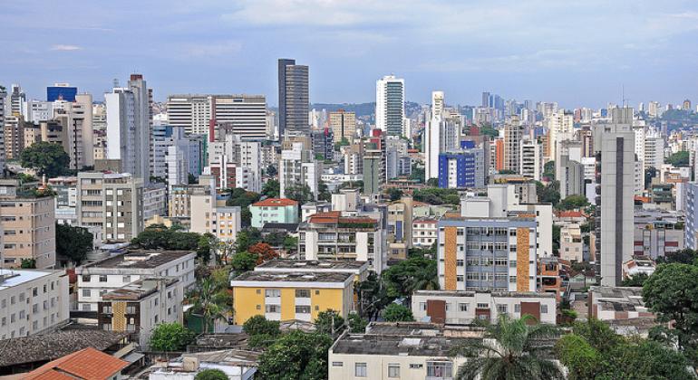 Vista do alto. É possível ver inúmeros prédios e casas ao horizonte