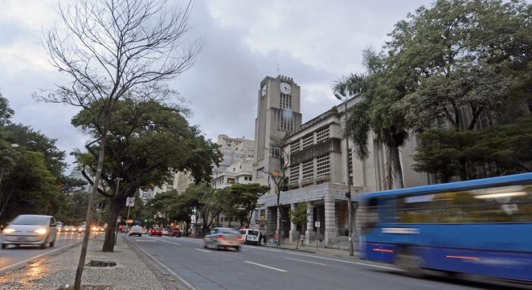 Fachada da Prefeitura de Belo Horizonte durante o dia. 