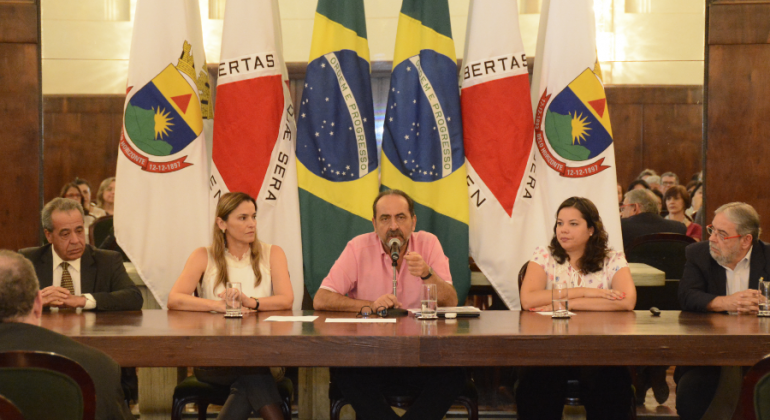 Doutor Tomáz de Aquino Resende, procurador-geral do Município, Ana Laender, primeira-dama de BH, e Alexandre Kalil, prefeito de BH, Maíra Colares, secretária municipal de Assistência Social, Segurança Alimentar e Cidadania, e Dr. Jackson Machado Pinto, secretário municipal de Saúde. 