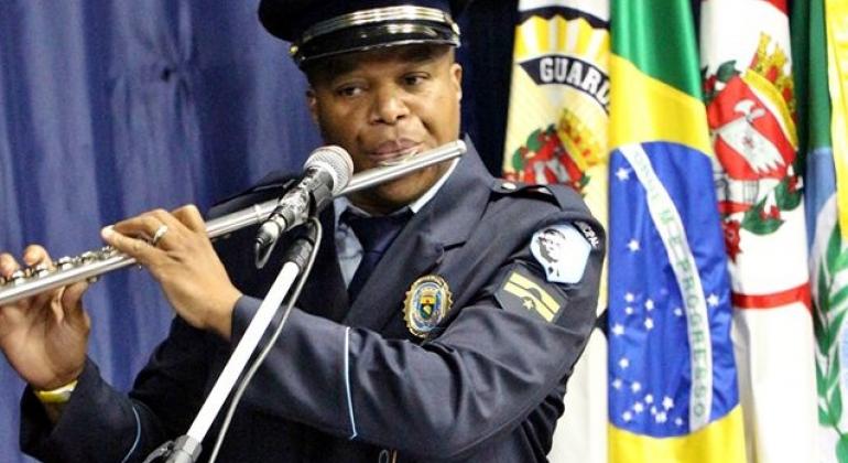 Músico da Banda da Guarda Municipal de BH tocando flauta