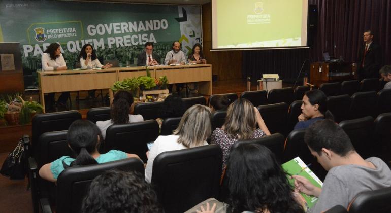 Autoridades municipais estaduais compõem a mesa de assinatura de parcerias, adesões e reforço da agricultura familiar realizada pela Secretaria Municipal de Assistência Social, Segurança Alimentar e Cidadania.