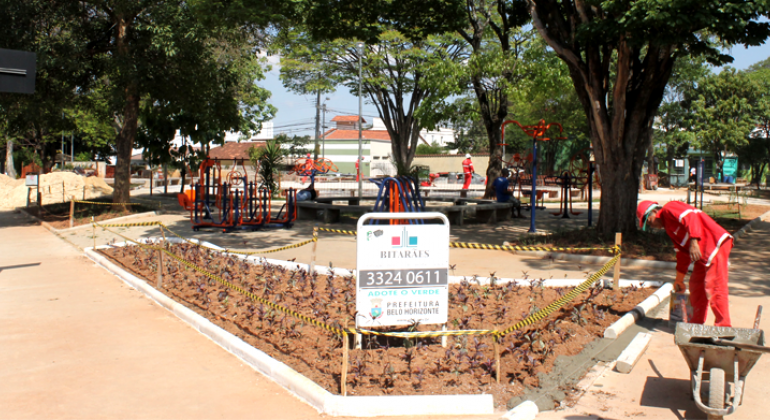 Funcionários da PBH realizando reforma em canteiro da Praça Brandão Amorim.