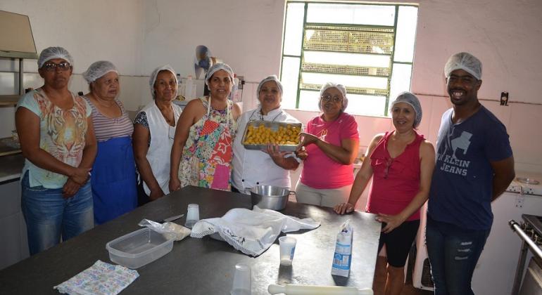 Sete pessoas fazem salgados em curso do Centro Integrado de Atendimento ao Menor – Pindorama, na região Noroeste. 