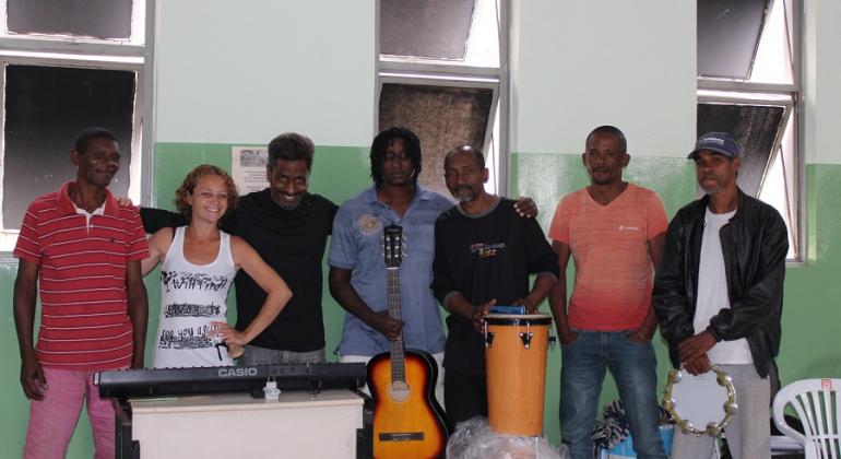 Sete integrantes do grupo musical formado por pessoas em situação de rua.