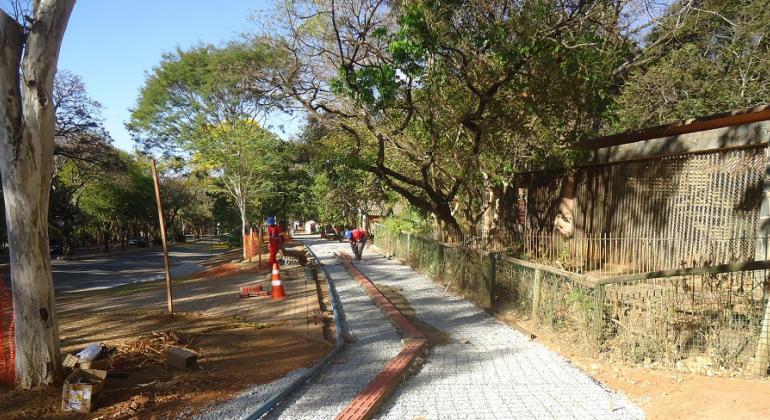 Passeio acessível do Jardim Zoológico em construção, com gradis para aplicação de cimento e trilha em relevo para guia de cegos. 