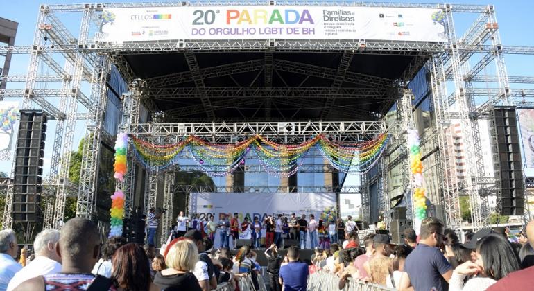 Palco da 20ª Parada Gay, realizada em julho de 2017, com várias pessoas no palco e muitas pessoas na plateia.