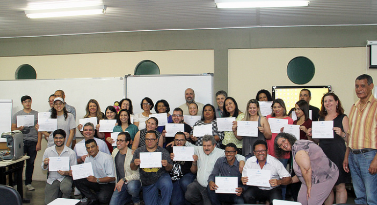 Empreendedores mostram certificado de curso.