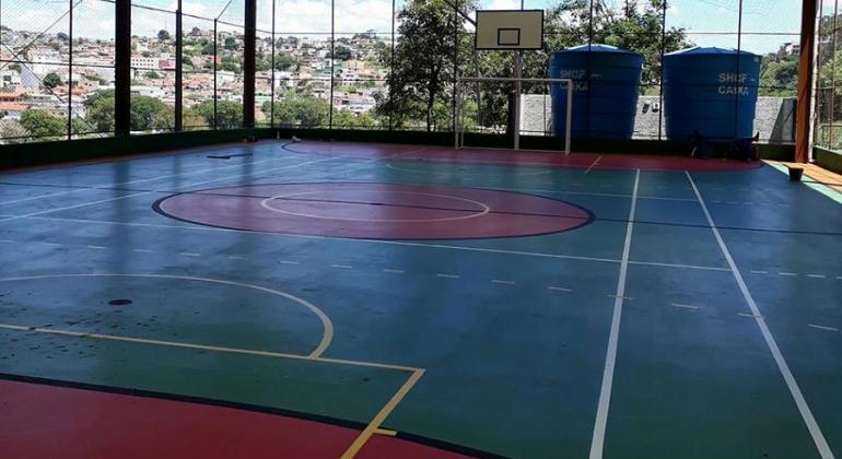 Quadra de escola municipal, reformada recentemente. 