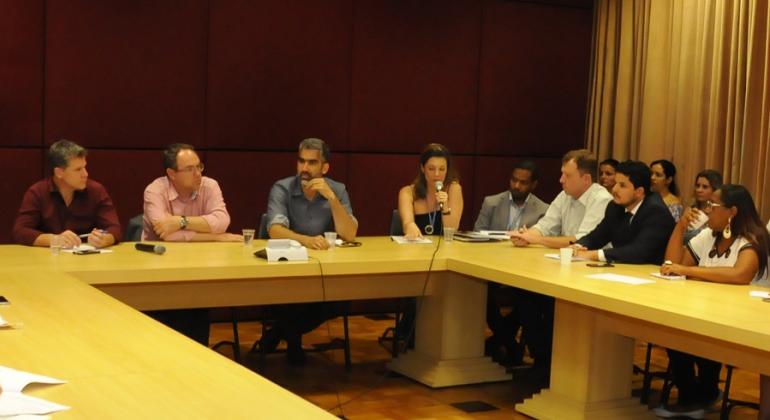 Vice-prefeito Paulo Lamac, secretário municipal de Planejamento, Orçamento e Gestão, André Reis, em reunião com representantes de sindicatos e entidades. 